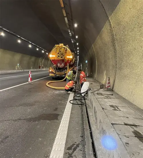 龙胜隧道排水渠清淤